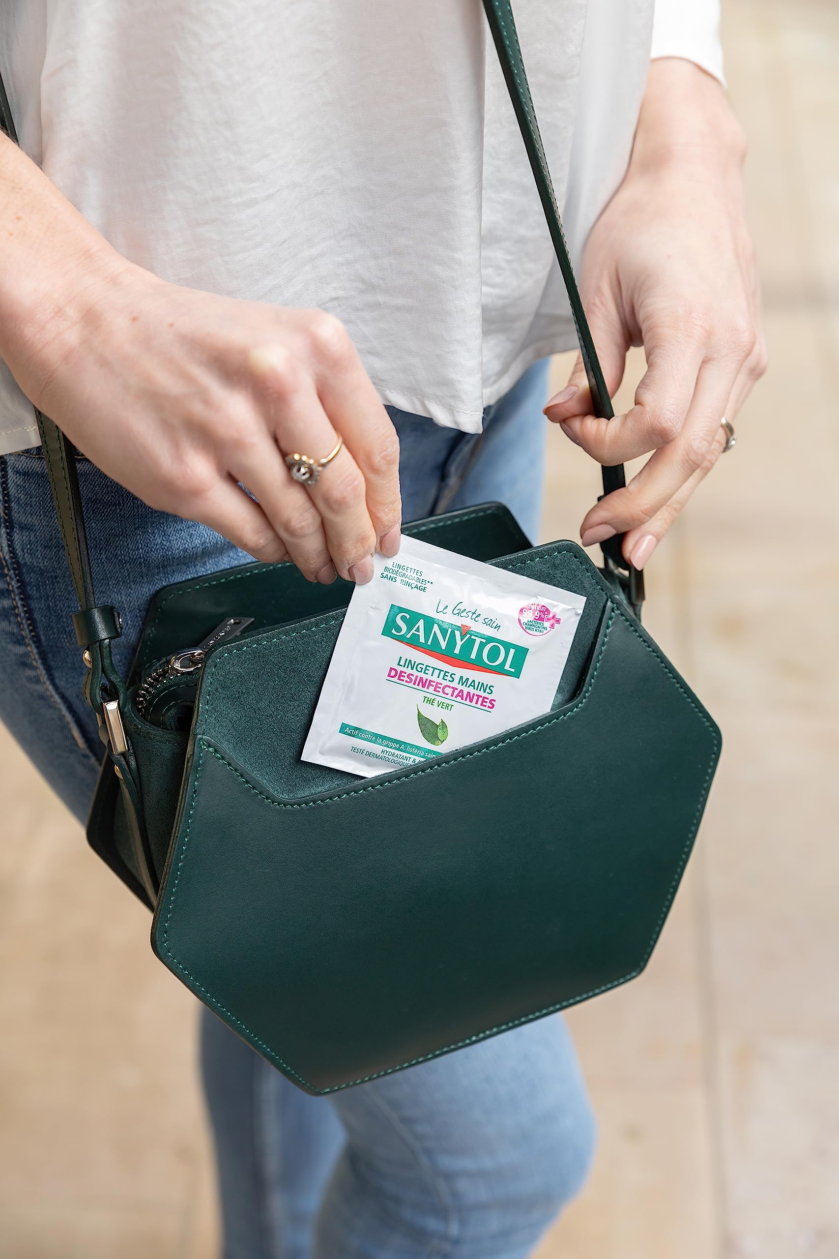 sanytol-lingettes-d-sinfectantes-mains-th-vert-x12 image 4